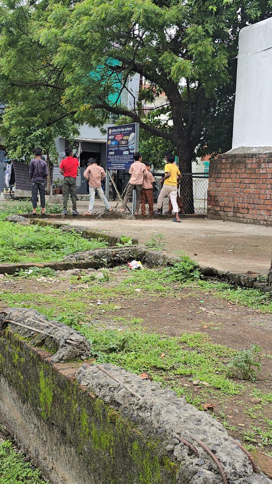प्रायमरी शासकीय स्कूल....100 स्क्वायर फिट के कमरे में लगती है दो कक्षाएं....तीसरी से पांचवी तक 
