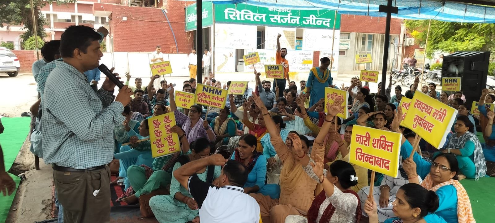 27जेएनडी34: नागरिक अस्पताल में धरने पर एनएचएम कर्मियों को संबोधित करते हुए जिला प्रधान गौरव सहग 27जेएनडी34: नागरिक अस्पताल में धरने पर एनएचएम कर्मियों को संबोधित करते हुए जिला प्रधान गौरव सहग