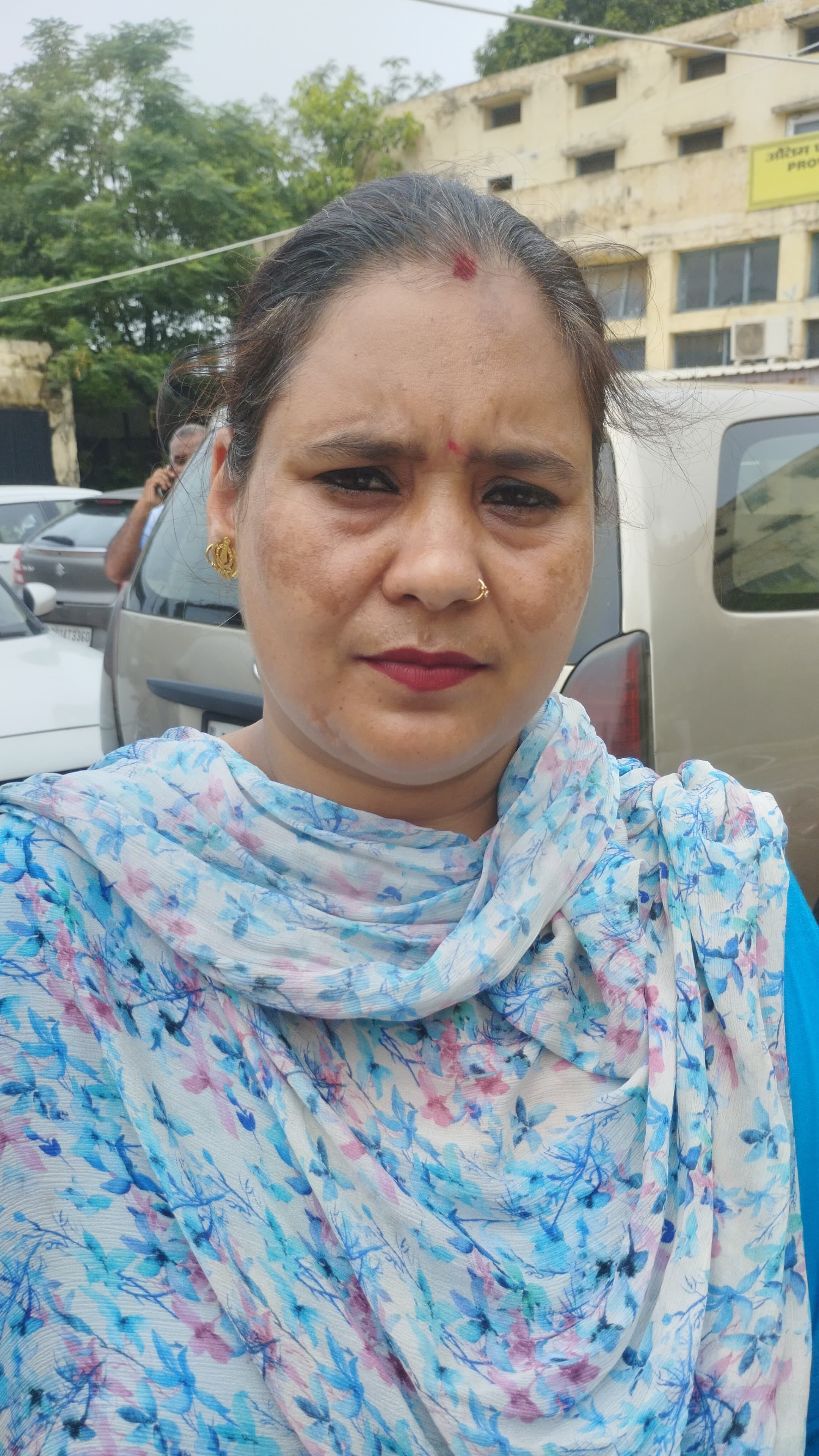बारिश में रोष मार्च निकालती हुए एनएचएम कर्मी। बारिश में रोष मार्च निकालती हुए एनएचएम कर्मी।