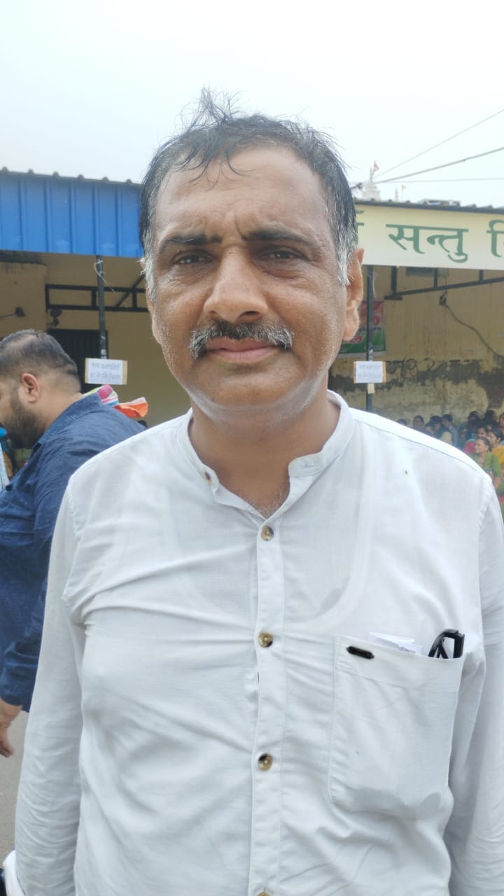 बारिश में रोष मार्च निकालती हुए एनएचएम कर्मी। बारिश में रोष मार्च निकालती हुए एनएचएम कर्मी।