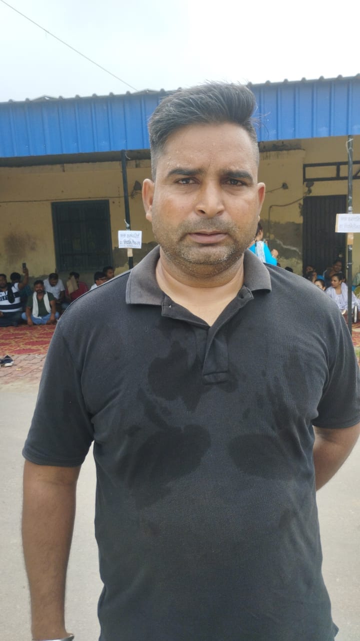 बारिश में रोष मार्च निकालती हुए एनएचएम कर्मी। बारिश में रोष मार्च निकालती हुए एनएचएम कर्मी।