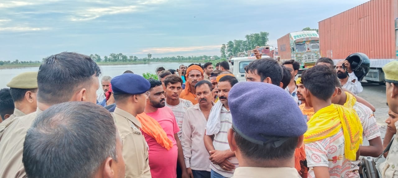 घटनास्थल पर खड़ा और और ट्रैक्टर ट्राली। संवाद