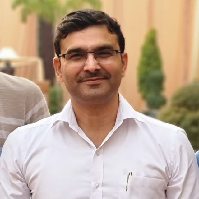 कुरुक्षेत्र। कार में सवार कुलपति, कुलसचिव सहित अन्य। संवाद