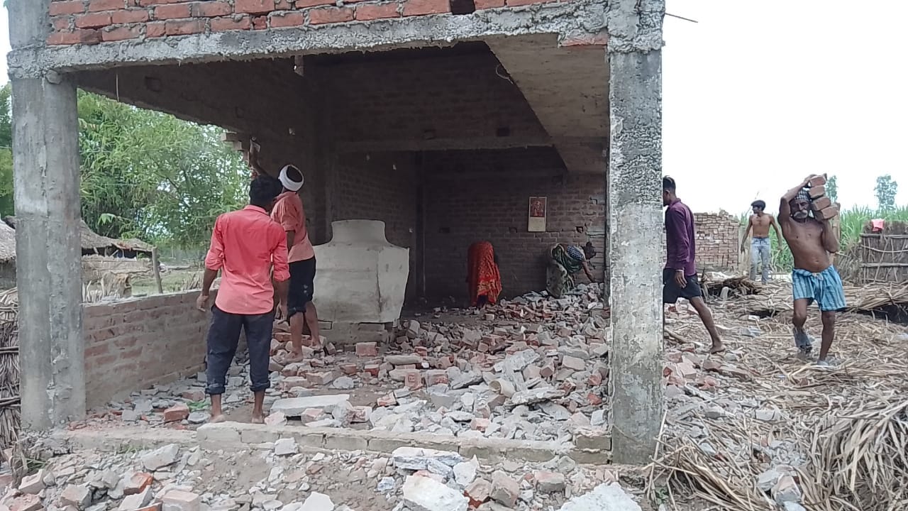 नयापुरवा मे शारदानदी मे समाता मकान। संवाद नयापुरवा मे शारदानदी मे समाता मकान। संवाद