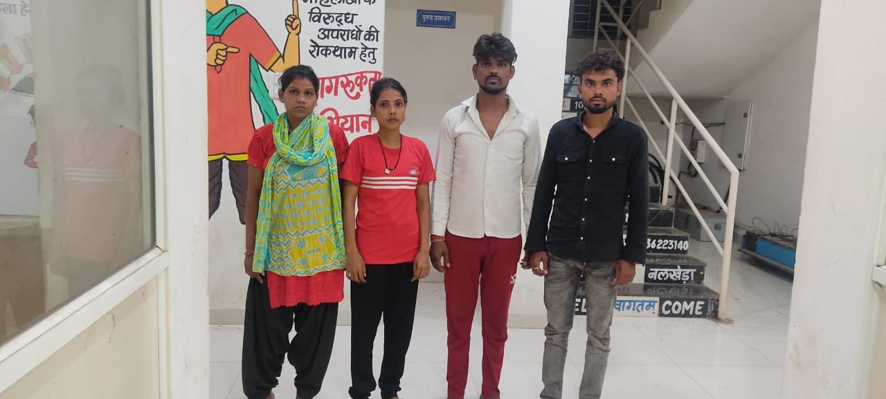 पुलिस की गिरफ्त में लूटेरी दुल्हन और उसके साथी