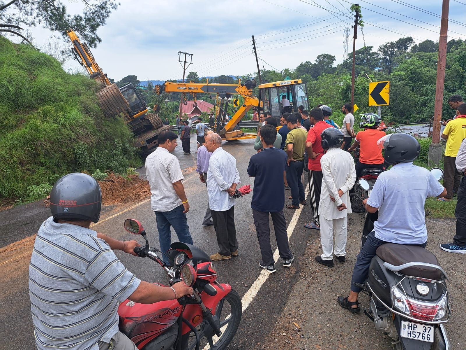 पठानकोट-मंडी राष्ट्रीय राजमार्ग पर अरला के तीखे मोड़ पर फंसा पोकलेन ले जाते ट्रक को निकालते हुए पठानकोट-मंडी राष्ट्रीय राजमार्ग पर अरला के तीखे मोड़ पर फंसा पोकलेन ले जाते ट्रक को निकालते हुए