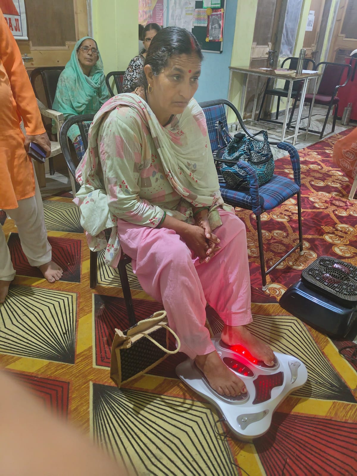 सरकाघाट के एक स्कूल  में चल रहे सेवा भारती के नेचुरल पेथी  शिविर में मरीजों को उपचार देते हुए 