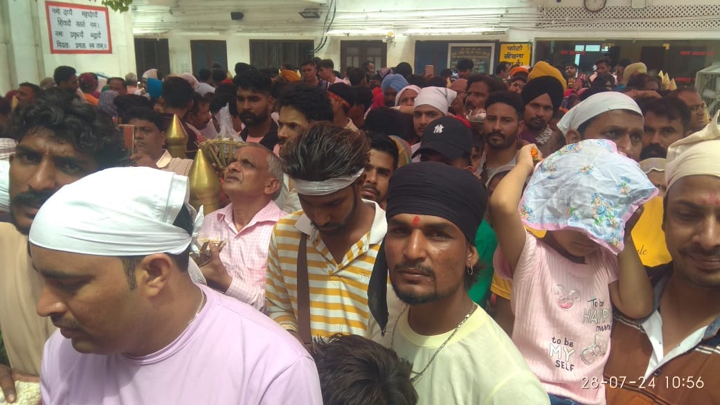श्री नयना देवी जी मंदिर में मां के दर्शन करने कतारों में खड़े श्रद्धालु। संवाद श्री नयना देवी जी मंदिर में मां के दर्शन करने कतारों में खड़े श्रद्धालु। संवाद