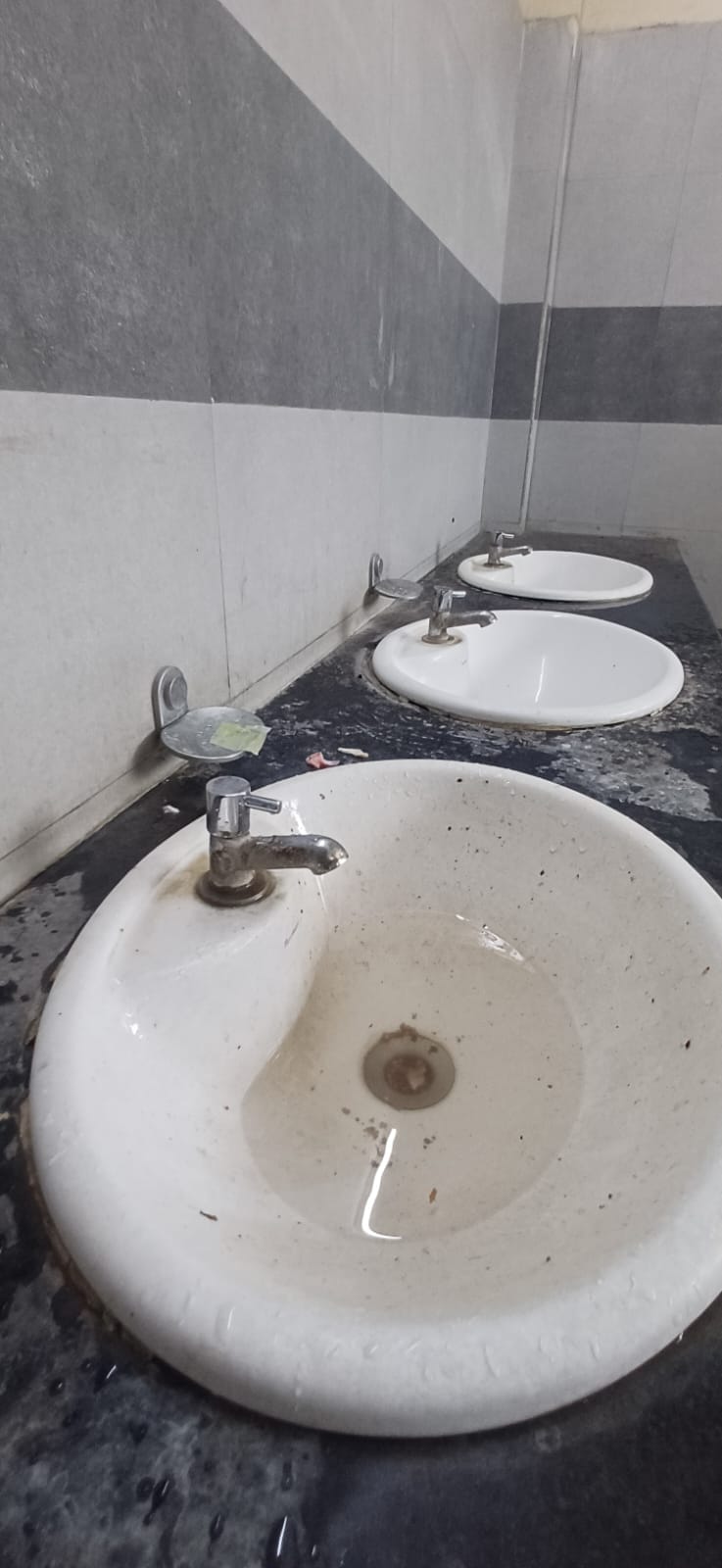 अंबाला छावनी उपमंडल कार्यालय स्थित लाइब्रेरी के पास बने शौचालय में सफाई के हालात अंबाला छावनी उपमंडल कार्यालय स्थित लाइब्रेरी के पास बने शौचालय में सफाई के हालात