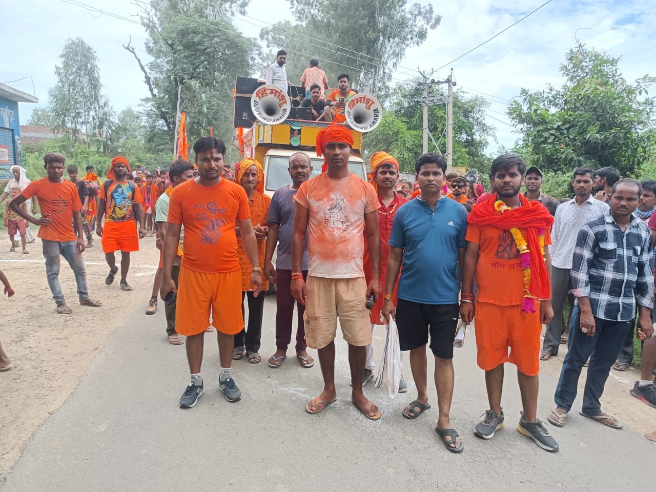 बरखेड़ा में कांवड़ यात्रा को रवाना करते चेयरमैन।संवाद बरखेड़ा में कांवड़ यात्रा को रवाना करते चेयरमैन।संवाद