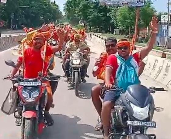 बरखेड़ा में कांवड़ यात्रा को रवाना करते चेयरमैन।संवाद बरखेड़ा में कांवड़ यात्रा को रवाना करते चेयरमैन।संवाद