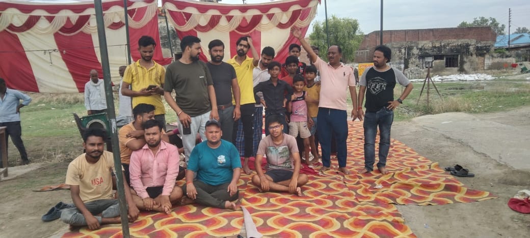 बीसलपुर में रेल विभाग के विरोध में जुलूस निकालते नागरिक।संवाद बीसलपुर में रेल विभाग के विरोध में जुलूस निकालते नागरिक।संवाद