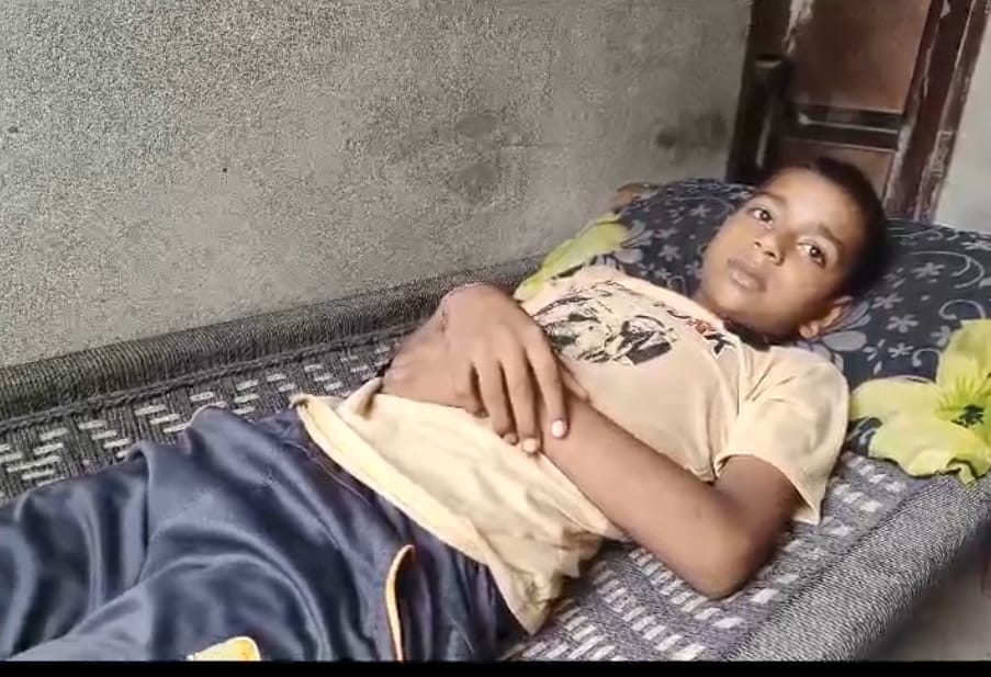फोटो 14- सोनीपत के गांव चिटाना स्थित राजकीय उच्च विद्यालय में छत से प्लास्टर गिरने की घटना के ब