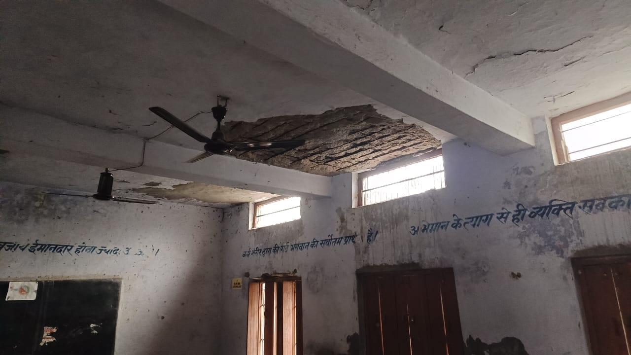 फोटो 14- सोनीपत के गांव चिटाना स्थित राजकीय उच्च विद्यालय में छत से प्लास्टर गिरने की घटना के ब