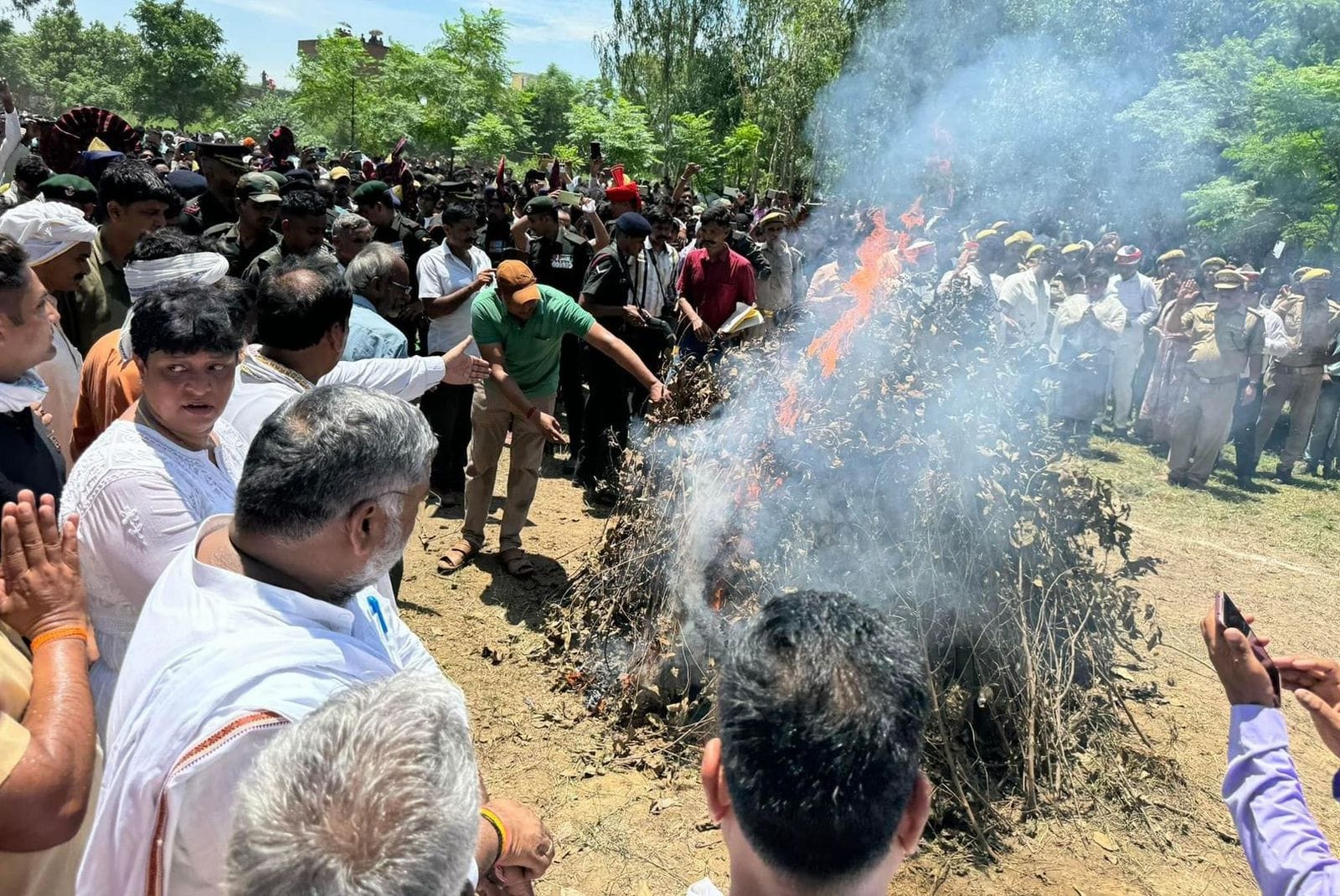ग्राम सभानगर में बलिदानी मोहित राठौर को सलामी देते सेना के जवान ,अधिकारी व जनप्रतिनिधि।स्रोत- ग्राम सभानगर में बलिदानी मोहित राठौर को सलामी देते सेना के जवान ,अधिकारी व जनप्रतिनिधि।स्रोत-