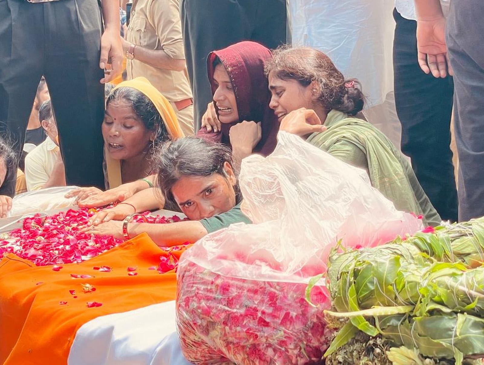 ग्राम सभानगर में बलिदानी मोहित राठौर को सलामी देते सेना के जवान ,अधिकारी व जनप्रतिनिधि।स्रोत- ग्राम सभानगर में बलिदानी मोहित राठौर को सलामी देते सेना के जवान ,अधिकारी व जनप्रतिनिधि।स्रोत-