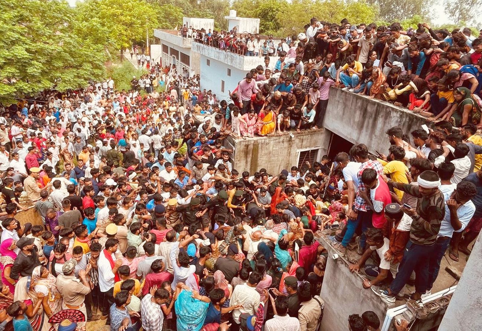 ग्राम सभानगर में बलिदानी मोहित राठौर को सलामी देते सेना के जवान ,अधिकारी व जनप्रतिनिधि।स्रोत- ग्राम सभानगर में बलिदानी मोहित राठौर को सलामी देते सेना के जवान ,अधिकारी व जनप्रतिनिधि।स्रोत-