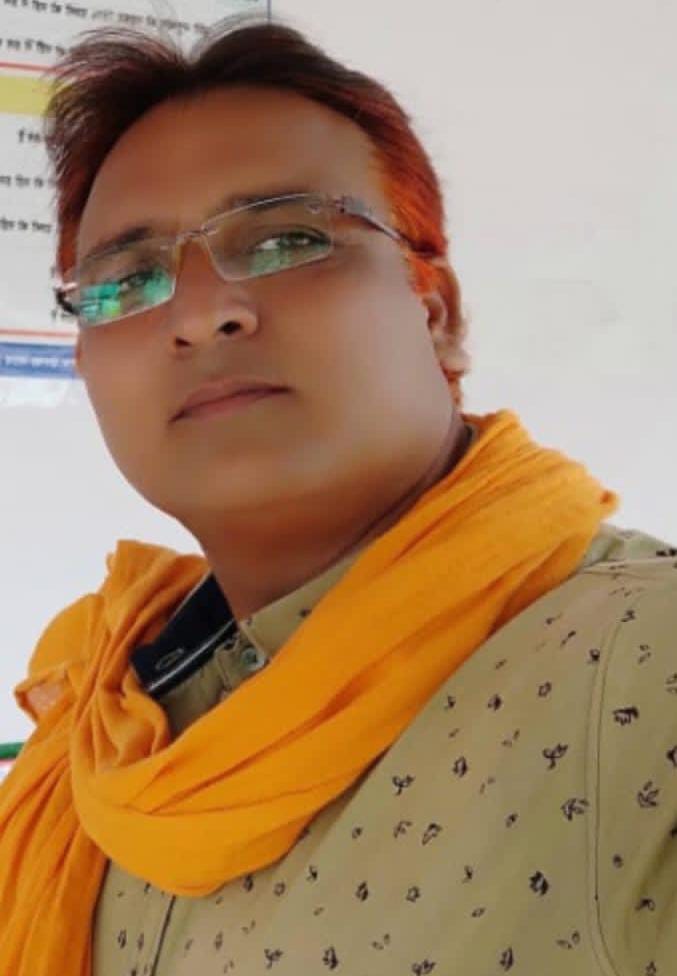कलीनगर से पूरनपुर जाने वाले मार्ग पर क्षतिग्रस्त पुलिया से निकलते लोग।संवाद कलीनगर से पूरनपुर जाने वाले मार्ग पर क्षतिग्रस्त पुलिया से निकलते लोग।संवाद