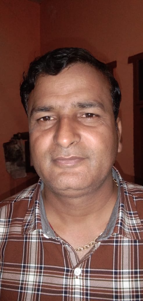 कलीनगर से पूरनपुर जाने वाले मार्ग पर क्षतिग्रस्त पुलिया से निकलते लोग।संवाद कलीनगर से पूरनपुर जाने वाले मार्ग पर क्षतिग्रस्त पुलिया से निकलते लोग।संवाद