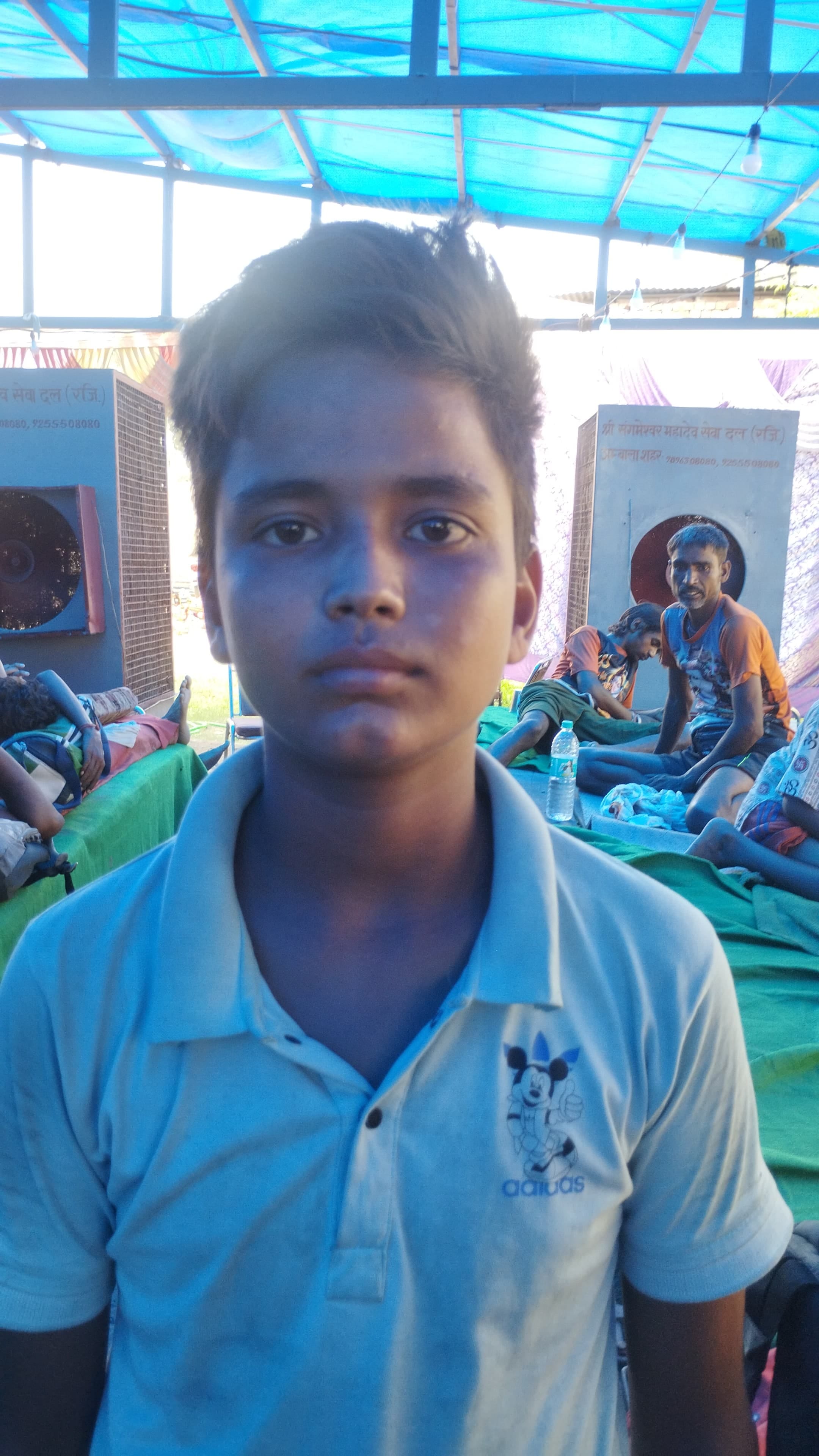 खन्ना के पंजाब जा रहे शिव भक्त अपनी सुंदर कावड़ के साथ। संवाद खन्ना के पंजाब जा रहे शिव भक्त अपनी सुंदर कावड़ के साथ। संवाद