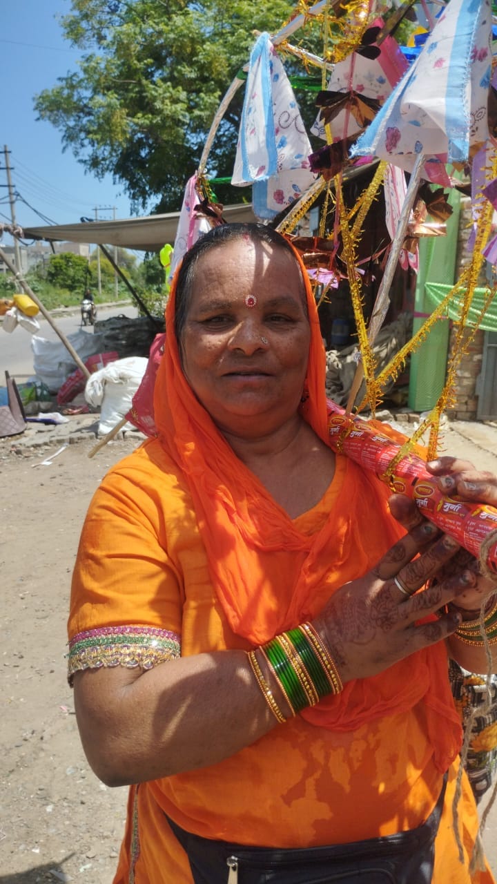 खन्ना के पंजाब जा रहे शिव भक्त अपनी सुंदर कावड़ के साथ। संवाद खन्ना के पंजाब जा रहे शिव भक्त अपनी सुंदर कावड़ के साथ। संवाद