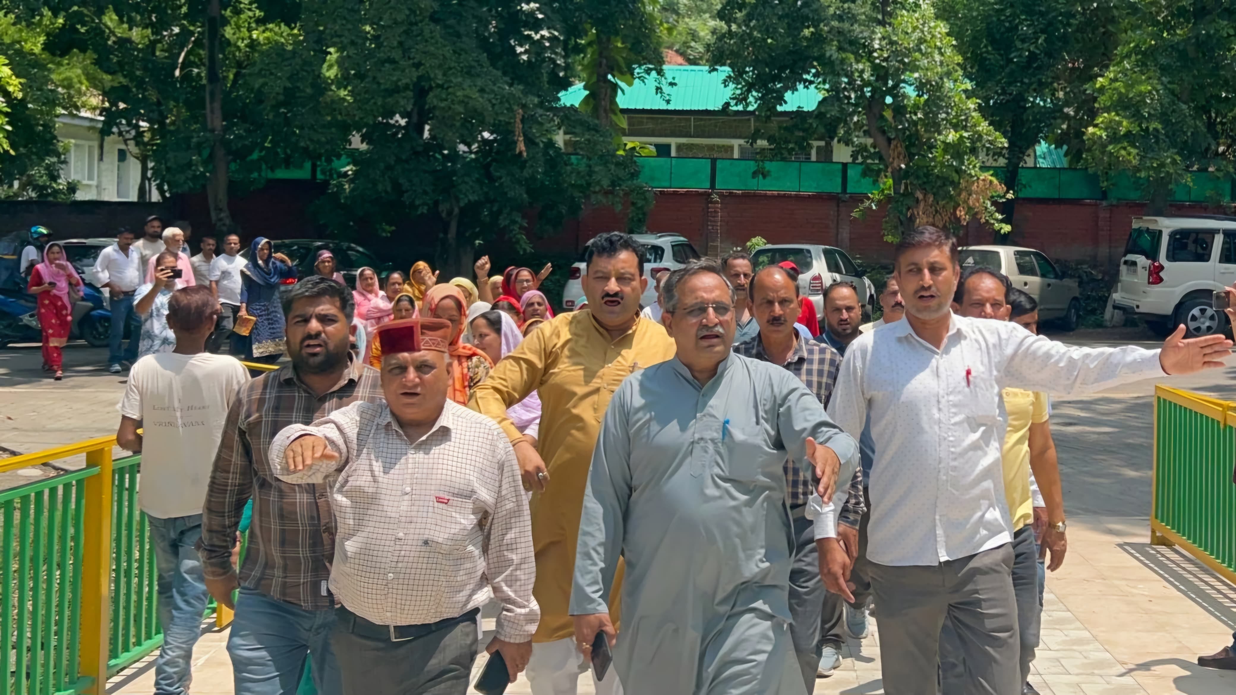 रेलवे निर्माण प्रभावित बिलासपुर में मांगों को लेकर उपायुक्त को ज्ञापन सौंपते हुए । संवाद