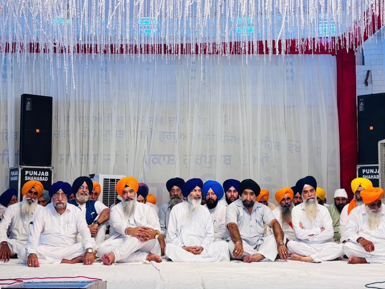 समागम के दौरान गुरु चरणों में माथा टेकती संगत। संवाद समागम के दौरान गुरु चरणों में माथा टेकती संगत। संवाद
