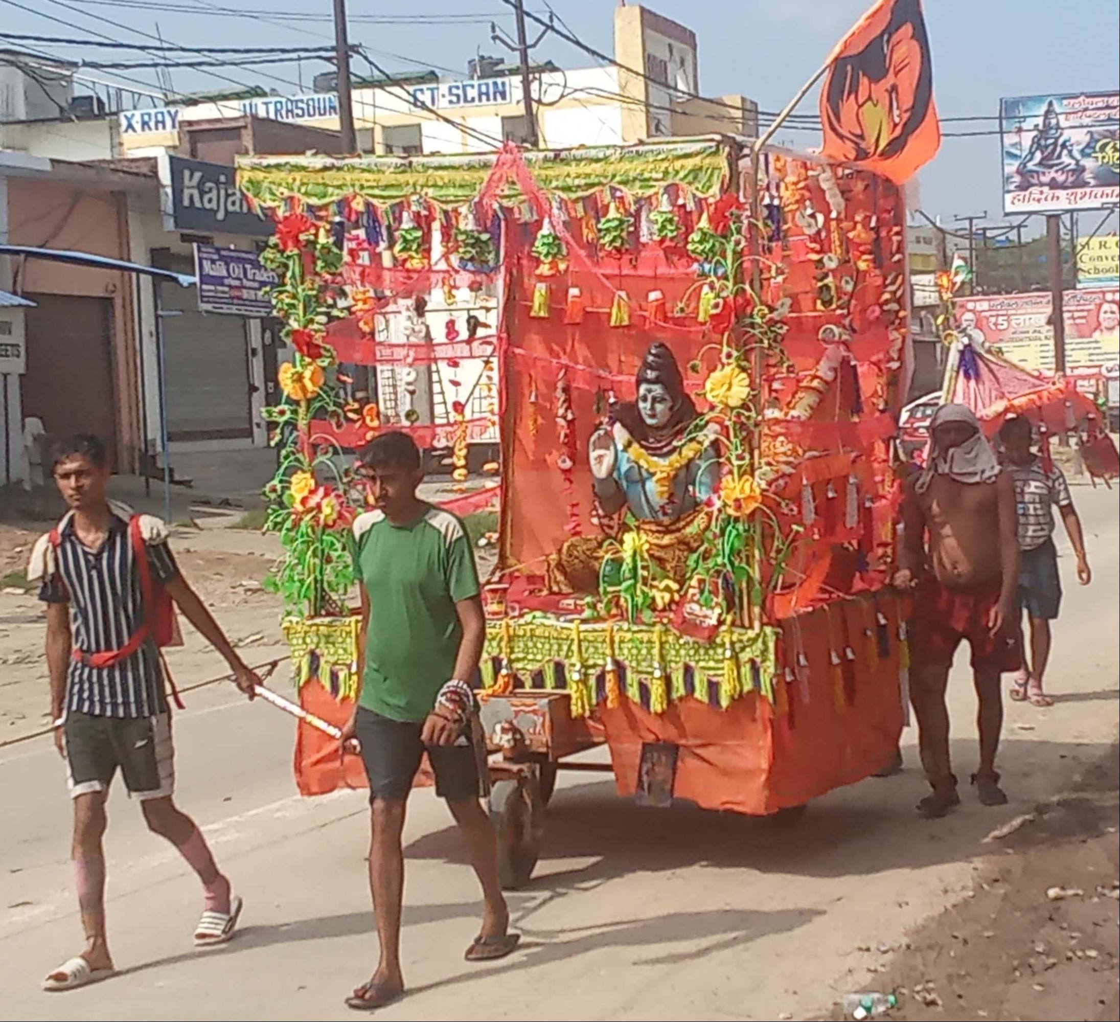 धूप में कांवड लेकर जाते शिव भक्त धूप में कांवड लेकर जाते शिव भक्त