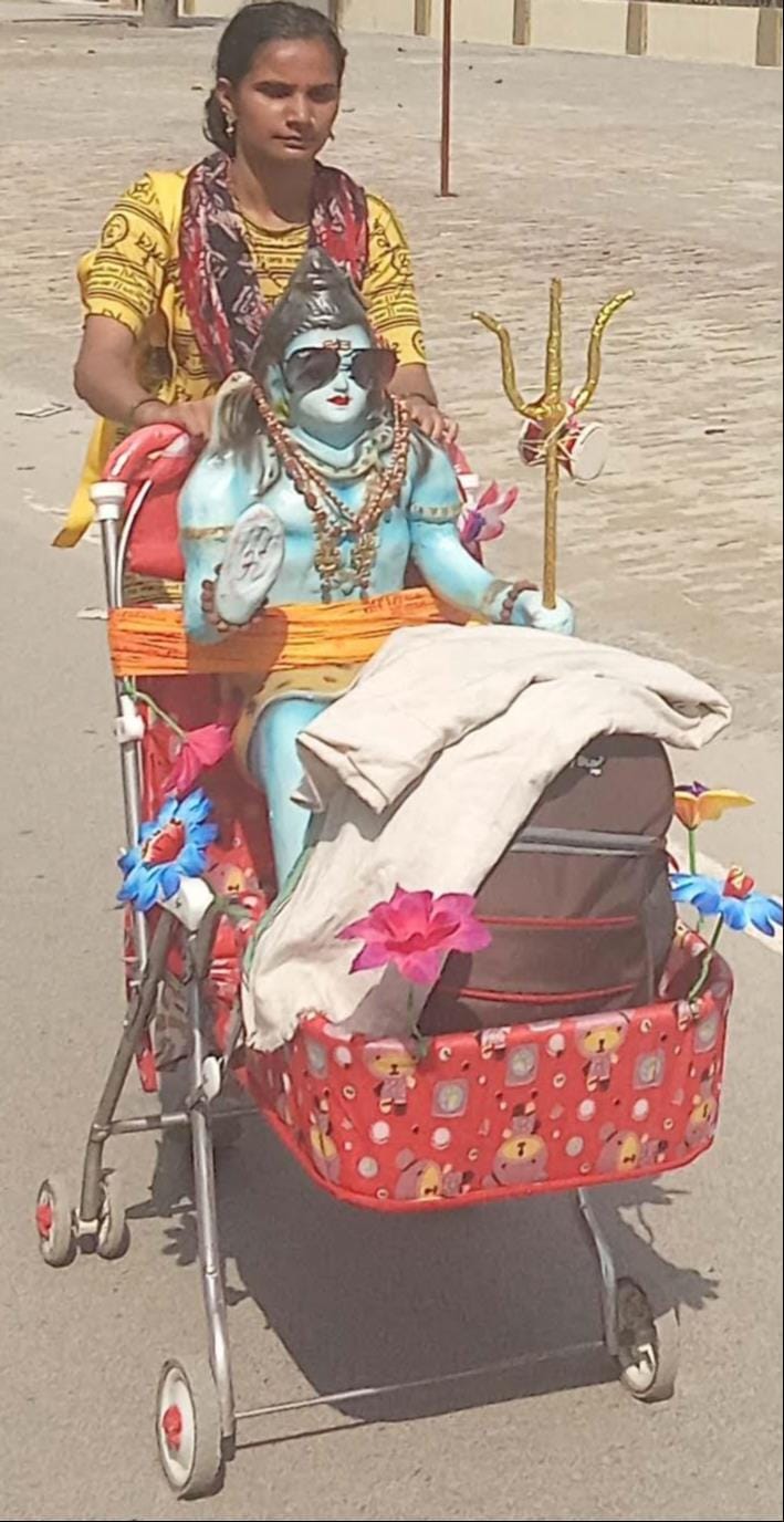 धूप में कांवड लेकर जाते शिव भक्त धूप में कांवड लेकर जाते शिव भक्त