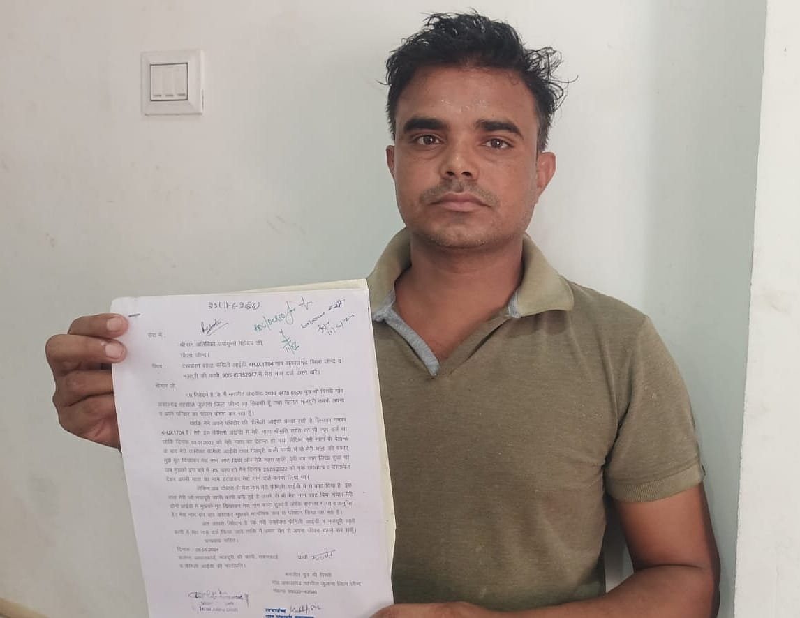 29जेएनडी09: अकालगढ़ गांव का मनजीत शिकायत दिखाते हुए मनजीत। संवाद