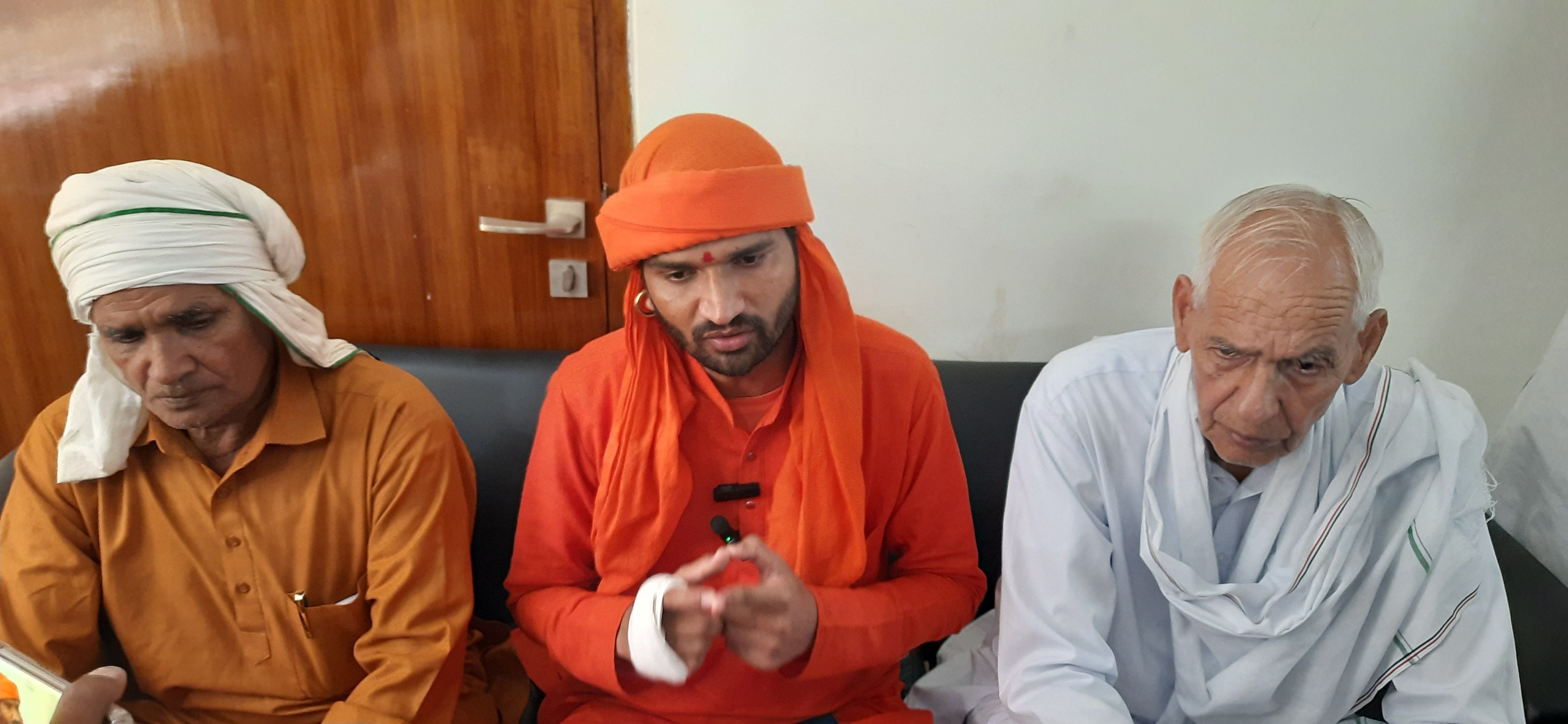 29जेएनडी17 : एडीजीपी हिसार से  मिलने रेस्ट हाउस पहुंचे संडील के ग्रामीण। संवाद