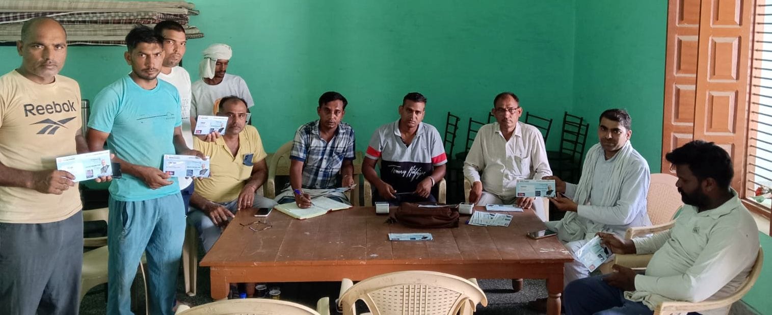29जेएनडी24-किनाना गांव में हैप्पी कार्ड वितरित करते रोडवेज कर्मचारी। संवाद