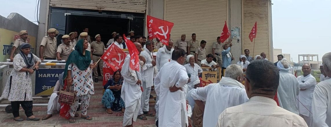29जेएनडी28-विधायक कार्यालय के बाहर रोष प्रकट करते किसान। संवाद 29जेएनडी28-विधायक कार्यालय के बाहर रोष प्रकट करते किसान। संवाद