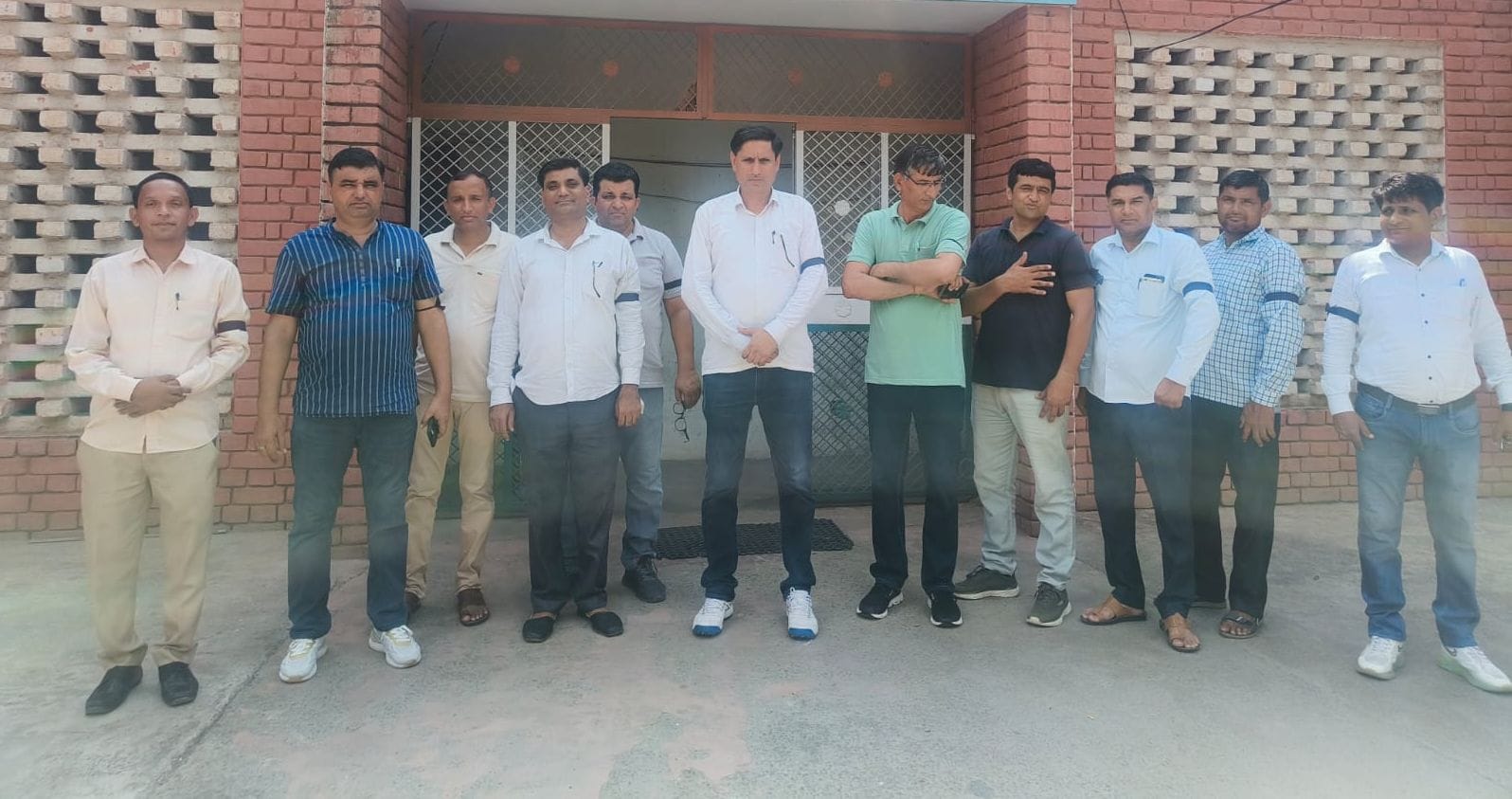 29जेएनडी39: काले बिल्ले लगाकर विरोध जताते हुए कर्मचारी। संवाद 29जेएनडी39: काले बिल्ले लगाकर विरोध जताते हुए कर्मचारी। संवाद