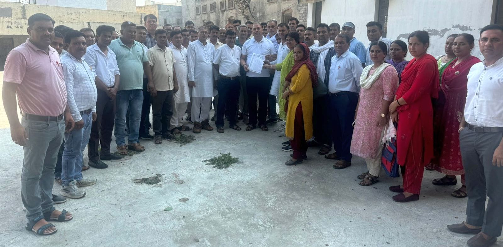 29जेएनडी40-जिला मौलिक शिक्षा अधिकारी को ज्ञापन सौंपते प्राथमिक शिक्षक संघ सदस्य। स्रोत स्वयं 29जेएनडी40-जिला मौलिक शिक्षा अधिकारी को ज्ञापन सौंपते प्राथमिक शिक्षक संघ सदस्य। स्रोत स्वयं
