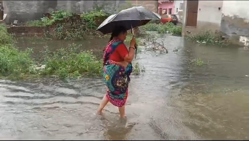 आखिर यह कैसी स्मार्ट सिटी.... गलियों में पानी भर जाने से 250 घरों के लोग परेशान... सीएम हेल्पला आखिर यह कैसी स्मार्ट सिटी.... गलियों में पानी भर जाने से 250 घरों के लोग परेशान... सीएम हेल्पला