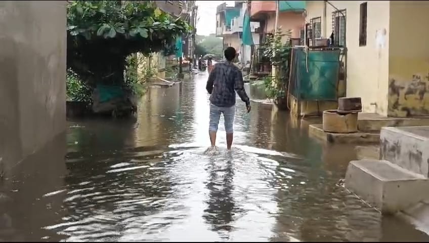आखिर यह कैसी स्मार्ट सिटी.... गलियों में पानी भर जाने से 250 घरों के लोग परेशान... सीएम हेल्पला आखिर यह कैसी स्मार्ट सिटी.... गलियों में पानी भर जाने से 250 घरों के लोग परेशान... सीएम हेल्पला
