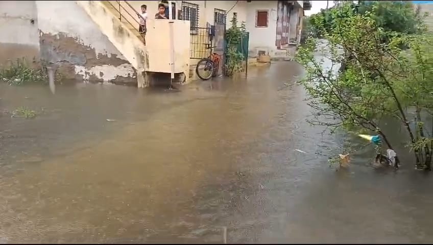 आखिर यह कैसी स्मार्ट सिटी.... गलियों में पानी भर जाने से 250 घरों के लोग परेशान... सीएम हेल्पला आखिर यह कैसी स्मार्ट सिटी.... गलियों में पानी भर जाने से 250 घरों के लोग परेशान... सीएम हेल्पला