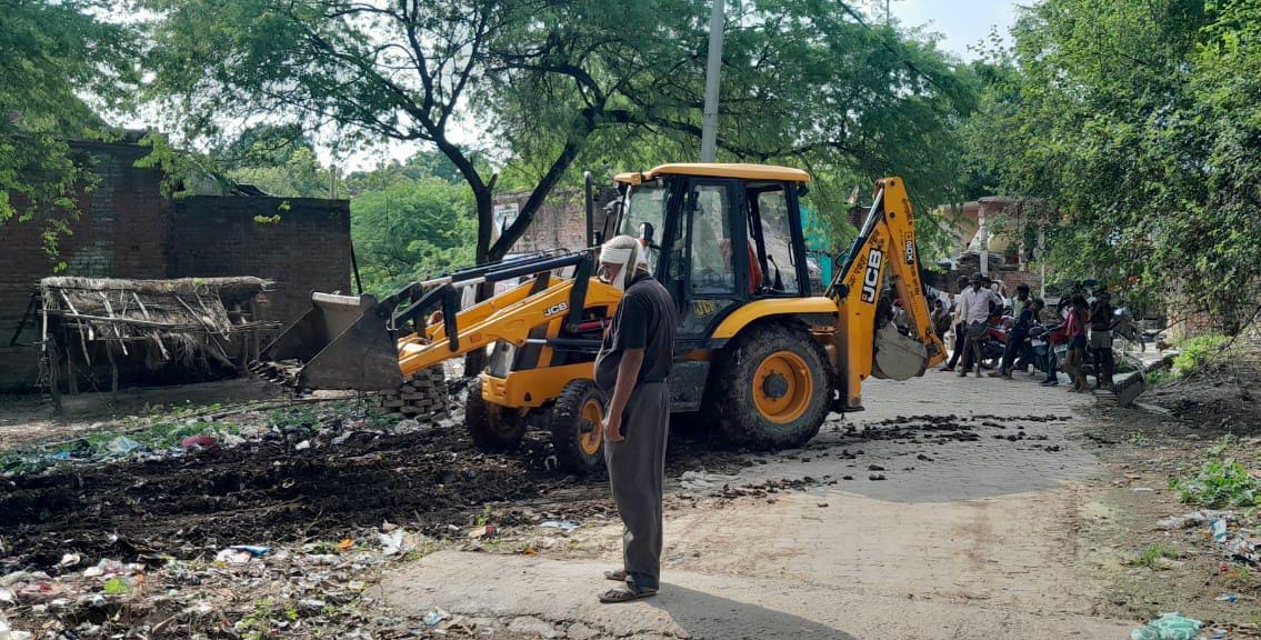 अजुहा कस्बे के शांति नगर में सफाई के विषय में लोगों को समझाते डॉ. मो. साऊद। संवाद
