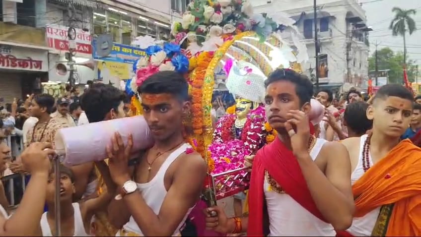 बाबा महाकाल की सवारी के दौरान निकल रही कुछ इस प्रकार की पालकिया