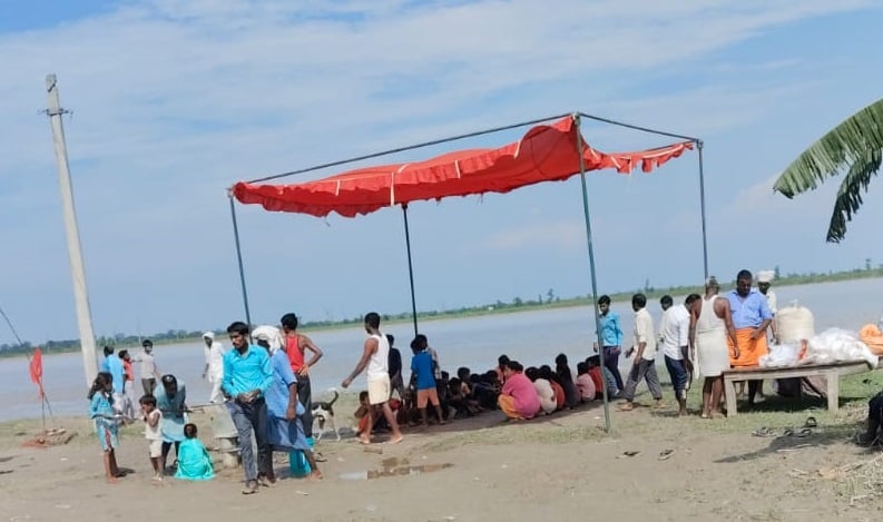 बाढ़ के पानी से जलमग्न हुआ ग्राम खगईपुरवा। संवाद