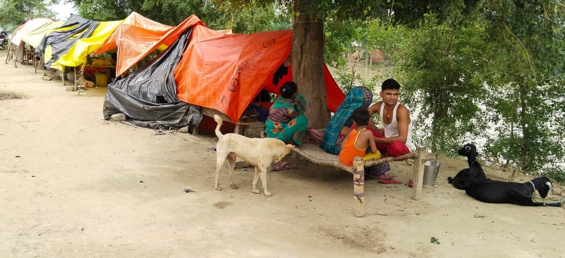 बाढ़ के पानी से जलमग्न हुआ ग्राम खगईपुरवा। संवाद