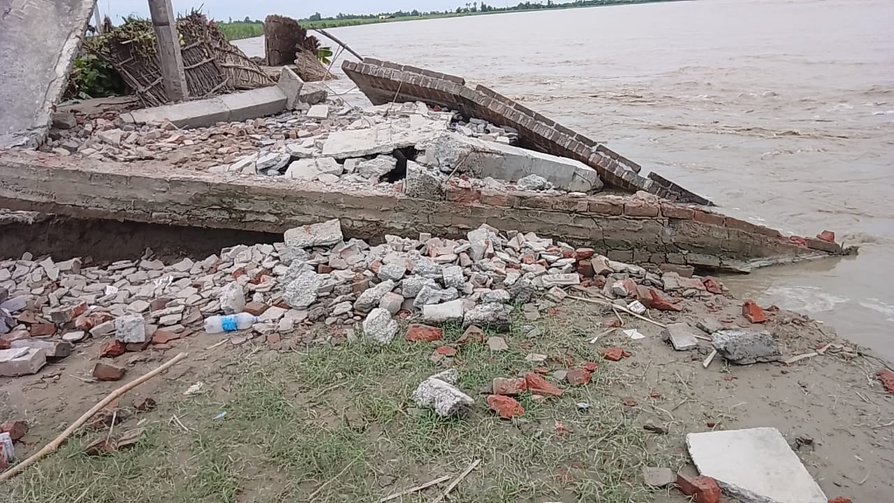 बाढ़ के पानी से जलमग्न हुआ ग्राम खगईपुरवा। संवाद