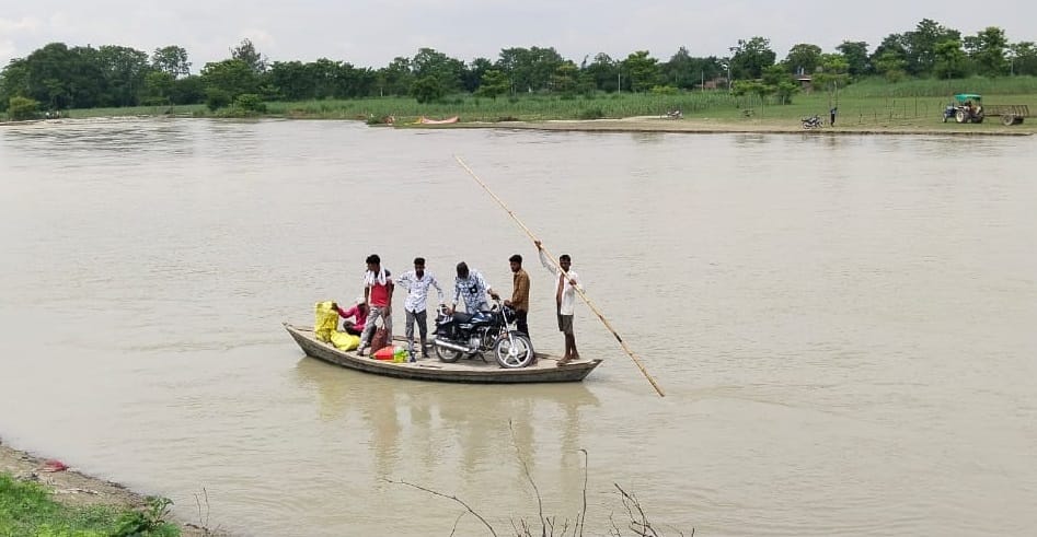 बाढ़ के पानी से जलमग्न हुआ ग्राम खगईपुरवा। संवाद
