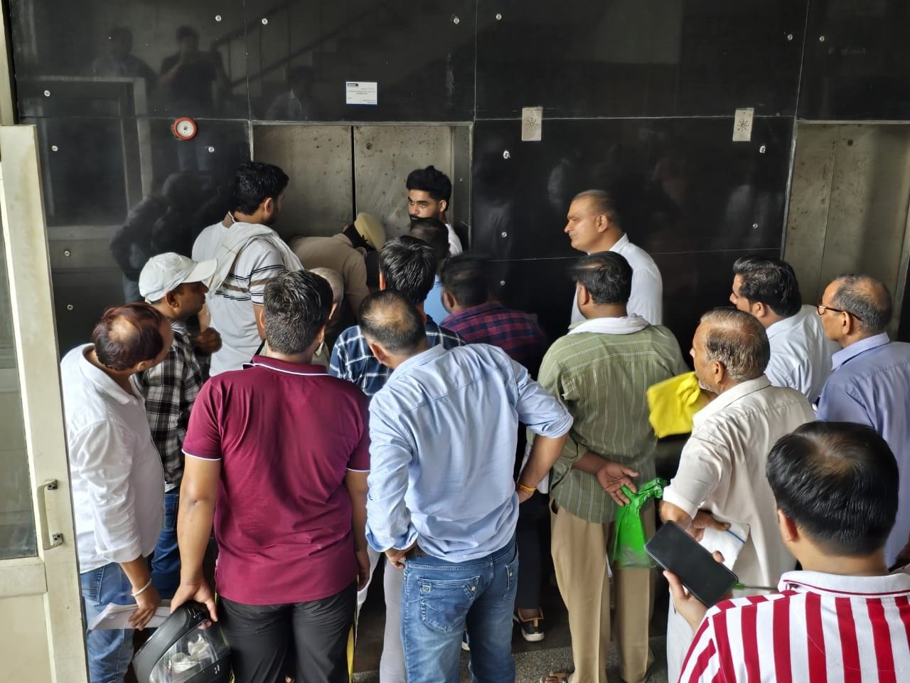 फोटो 10: सोनीपत के लघु सचिवालय में लिफ्ट बंद होने के बाद उसमें फंसने के बाद बाहर निकलते अधिवक्त फोटो 10: सोनीपत के लघु सचिवालय में लिफ्ट बंद होने के बाद उसमें फंसने के बाद बाहर निकलते अधिवक्त