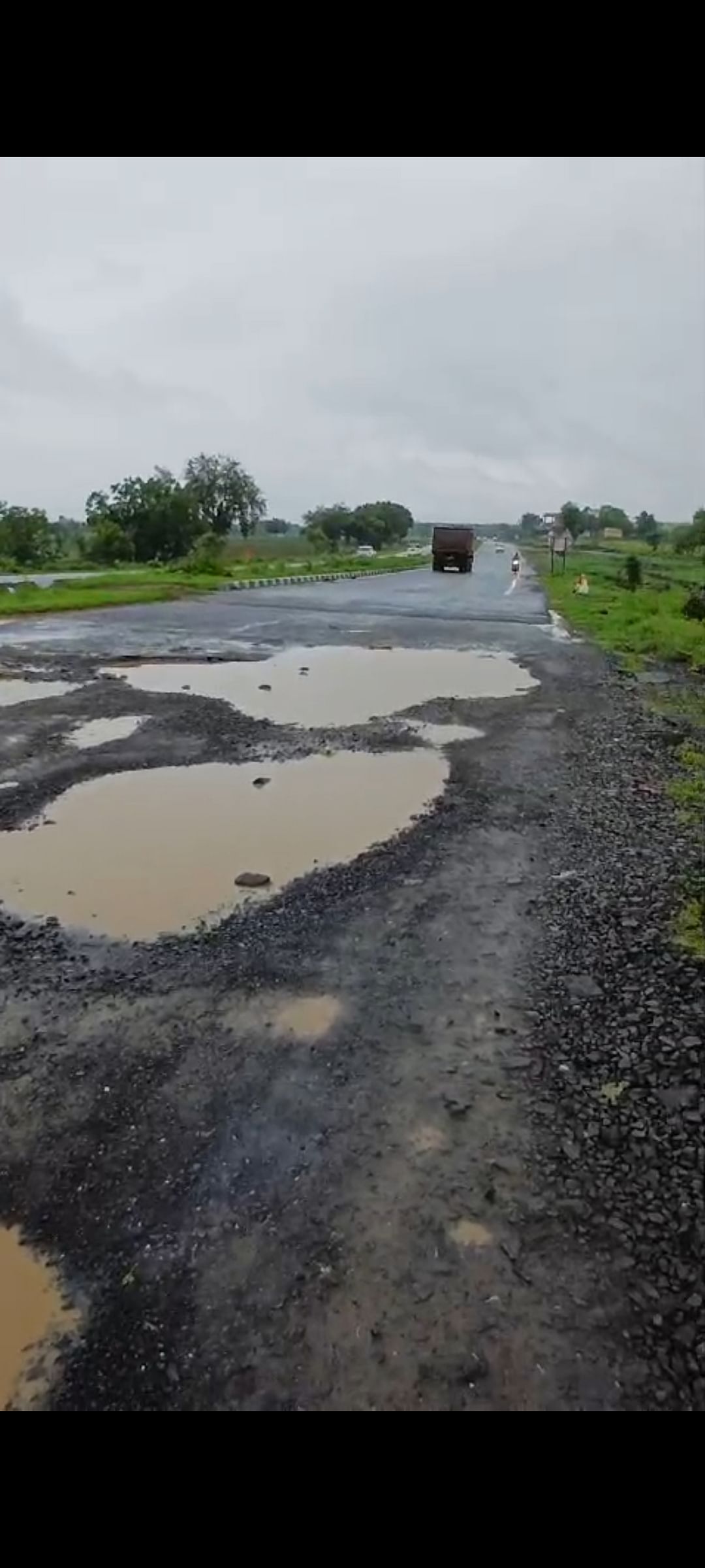 इंदौर इच्छापुर हाईवे पर गड्ढों के चलते हो रही दुर्घटनाएं