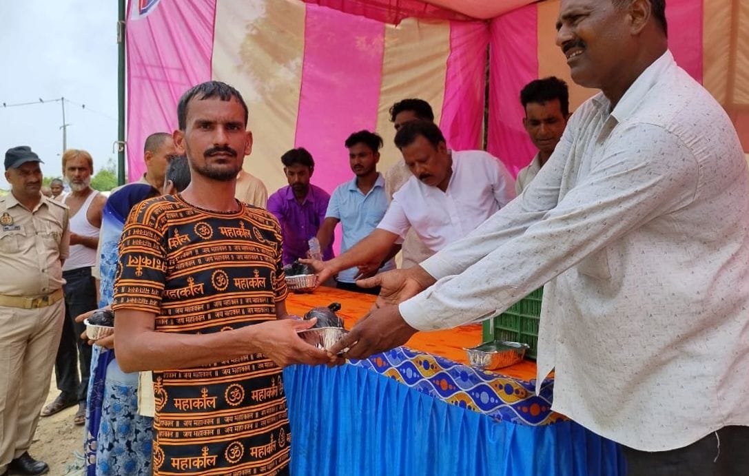कांवड सहायता शिविर में कांवड़ियों को फ्रूट और पानी वितरण करते तिलहर ब्लॉक के गांव मिल्कीपुर के कांवड सहायता शिविर में कांवड़ियों को फ्रूट और पानी वितरण करते तिलहर ब्लॉक के गांव मिल्कीपुर के