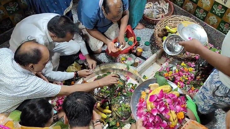 कांवड सहायता शिविर में कांवड़ियों को फ्रूट और पानी वितरण करते तिलहर ब्लॉक के गांव मिल्कीपुर के कांवड सहायता शिविर में कांवड़ियों को फ्रूट और पानी वितरण करते तिलहर ब्लॉक के गांव मिल्कीपुर के