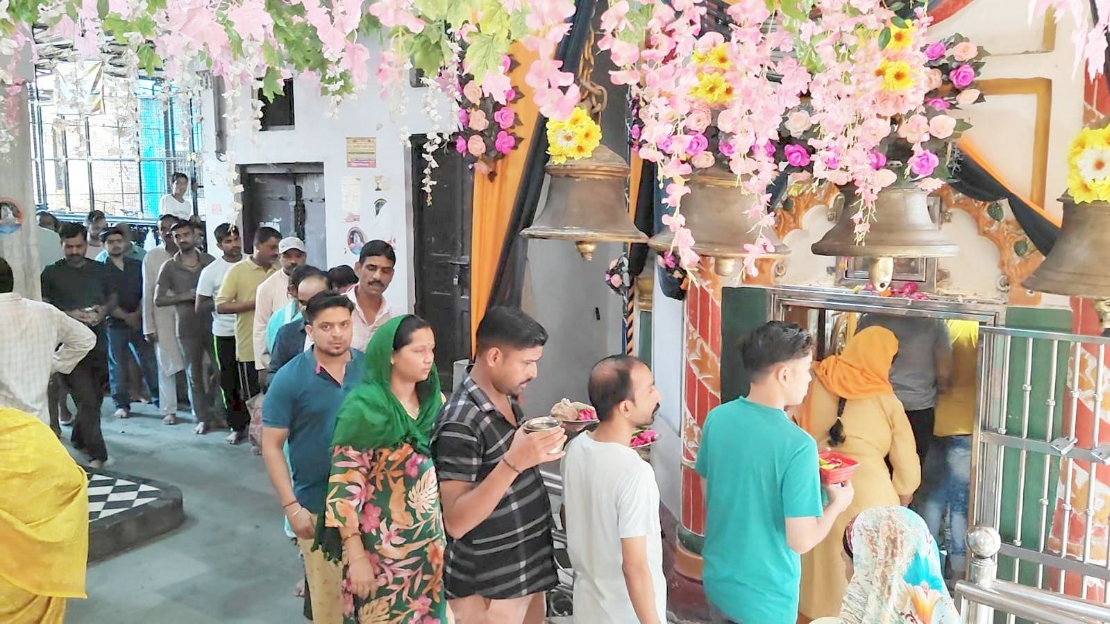 कांवड सहायता शिविर में कांवड़ियों को फ्रूट और पानी वितरण करते तिलहर ब्लॉक के गांव मिल्कीपुर के कांवड सहायता शिविर में कांवड़ियों को फ्रूट और पानी वितरण करते तिलहर ब्लॉक के गांव मिल्कीपुर के