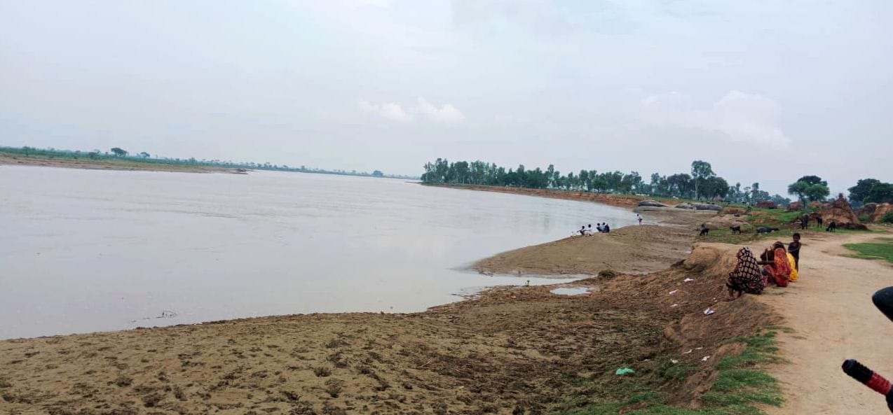 मिर्जापुर-शमशाबाद मार्ग पर चौराढाई गांव के पास पहुंची उफनाई गंगा। संवाद